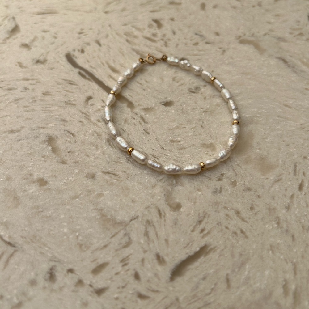 NWOT Freshwater Pearl Bracelet with Gold Beads.